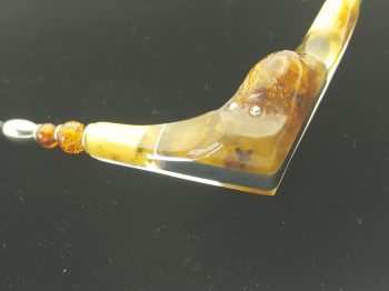 V ambre détail