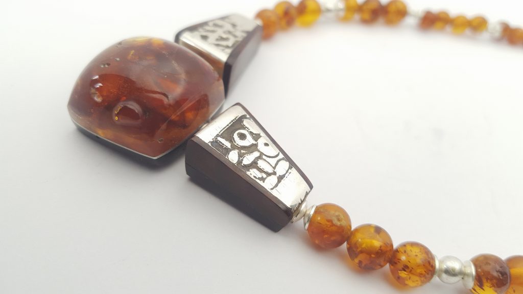 collier ambre branches eau-foret