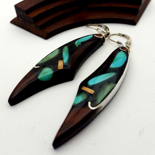 Boucle d'oreille pendantes longues en turqupise naturelle et bois d'amourette .attaches dormeuses argent .